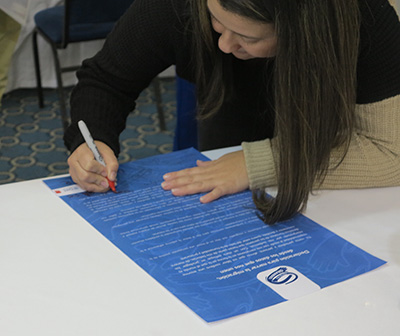 Firma de compromiso, la foto de la izquierda periodista y la otra estudiante. 