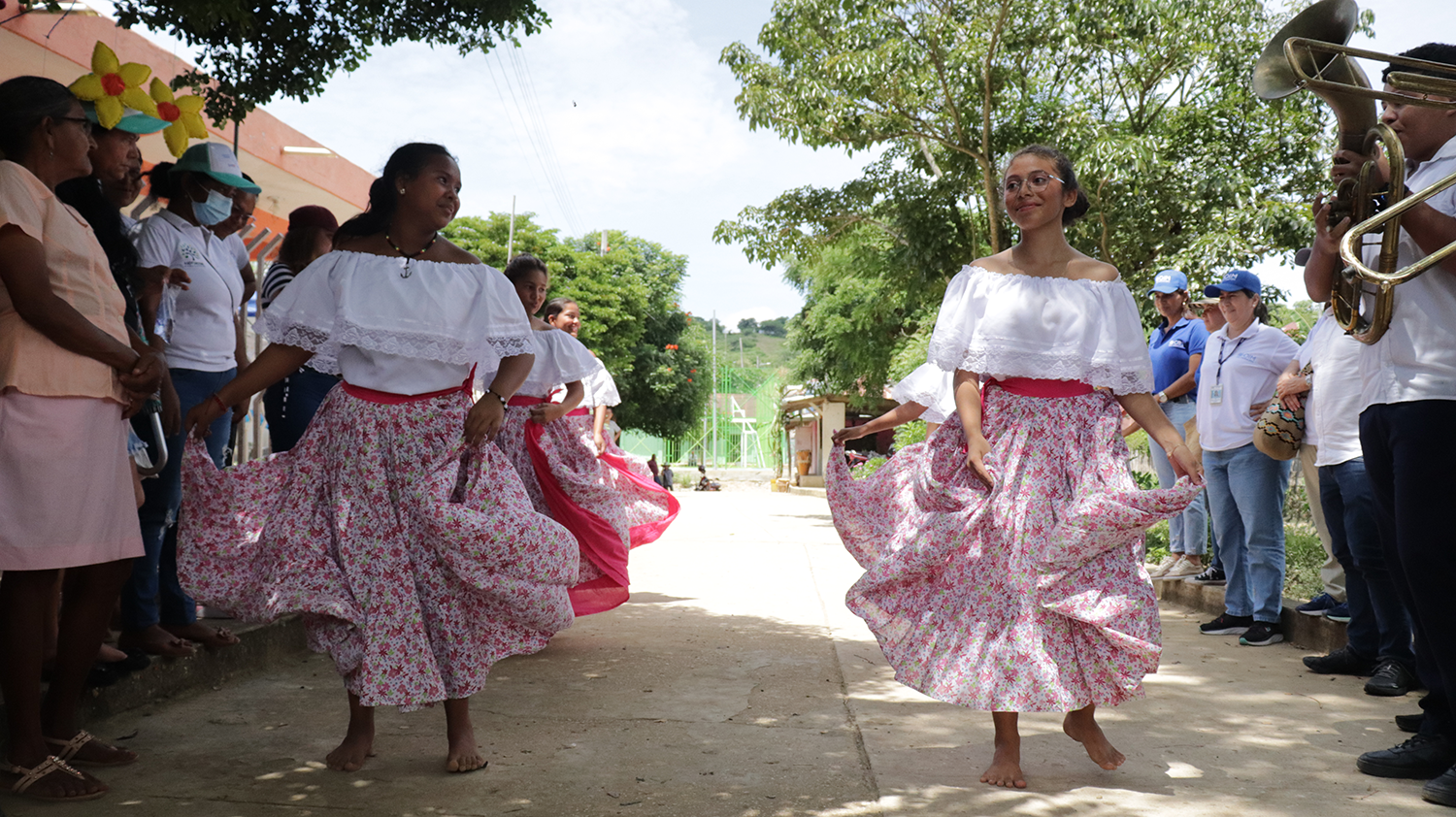 Mujeres con falda de flores bailando en San Jacinto durante el Festival de Gaitas 2022