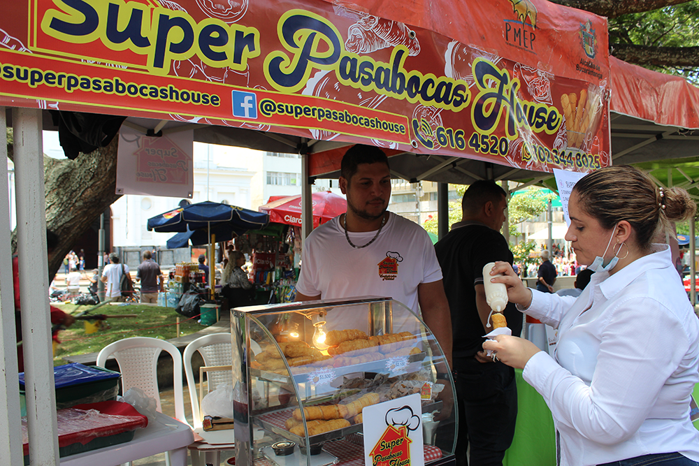 Los transeúntes disfrutaban de las delicias gastronómicas locales y provenientes de Venezuela