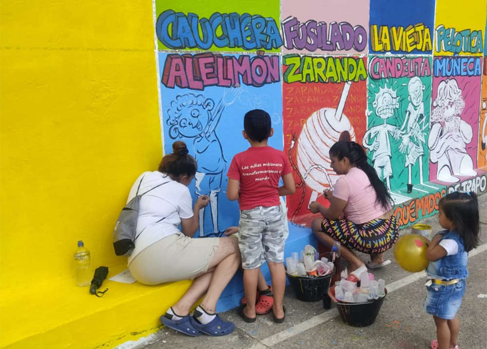 Los residentes de Comuna diseñaron un mural alusivo a las palabras más usadas por ambas nacionalidades